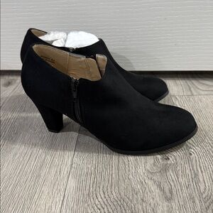 Sanzi‎ Boots, Booties - black suede.  Journee Collection Size 8.5 NEW